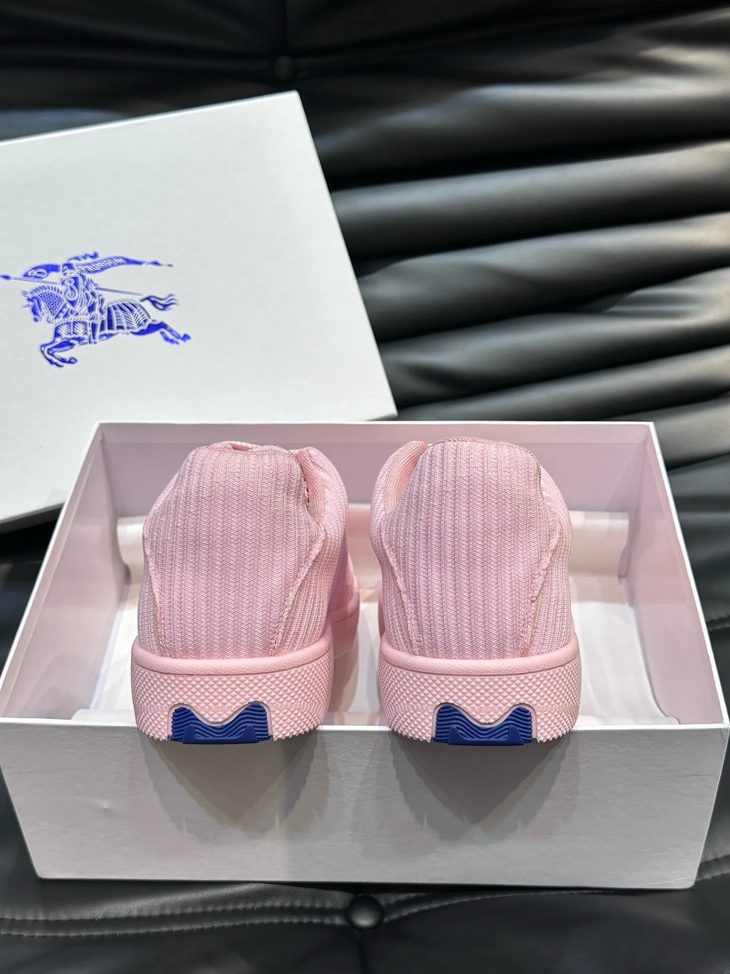 Factory price: 458💰Burberry Box series👫 Thick-soled casual sports shoes for couples, cool sneakers and bread shoes, purchased and developed from the original version, the top version of Box series sports shoes, made of original plaid/knitted fabric, embellished with EKD embossing. Made of mesh lining, the laces are decorated with metal coils, the rubber sole is decorated with the Burberry letter logo, and the original molded 3.5CM two-color T men's shoe 💰U outsole! Code number: 35-45 (35-45 customized)